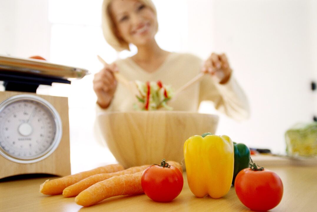 Une femme diagnostiquée avec le diabète prépare les aliments pour un régime