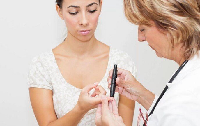 Avant de prescrire de l'insuline, le médecin effectue un test de glycémie.